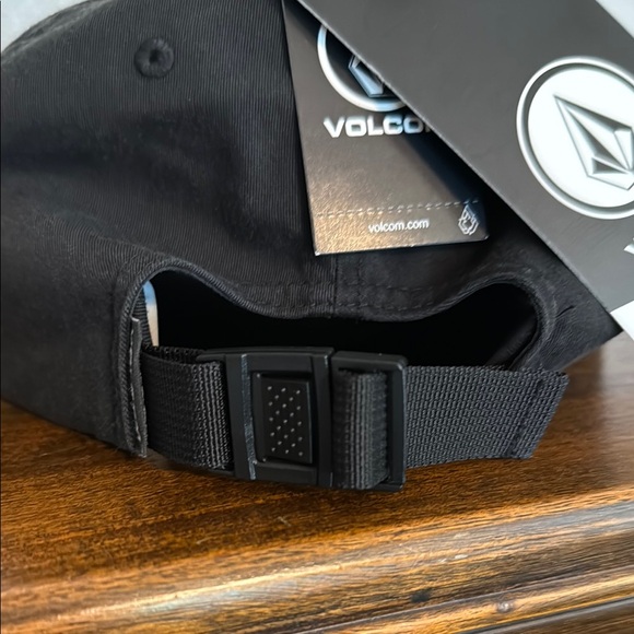 NWT Men’s Volcom Black and White Logo Snapback - Picture 6 of 7